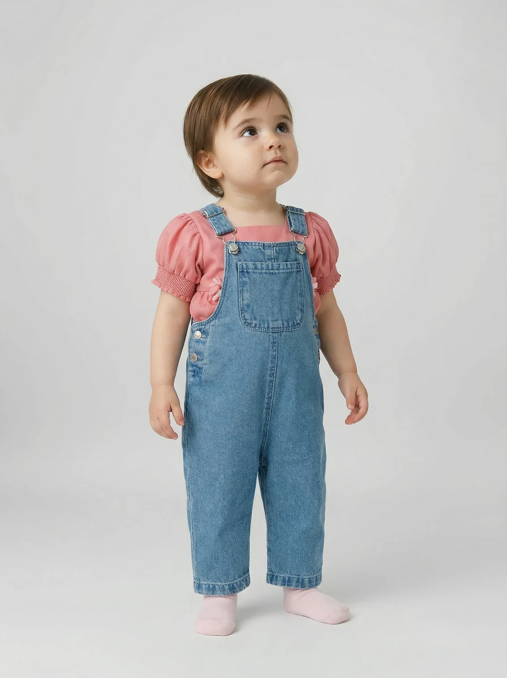 KI-generiertes Babymodel in Jeans-Latzhose