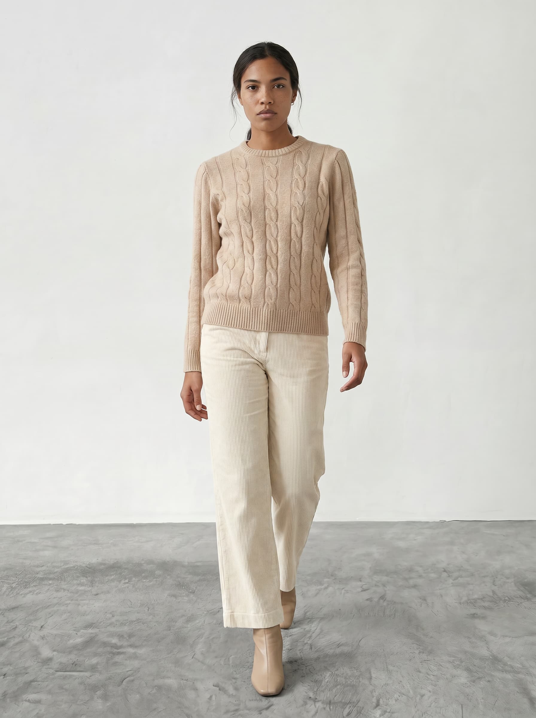 Modella IA con abbigliamento - donna