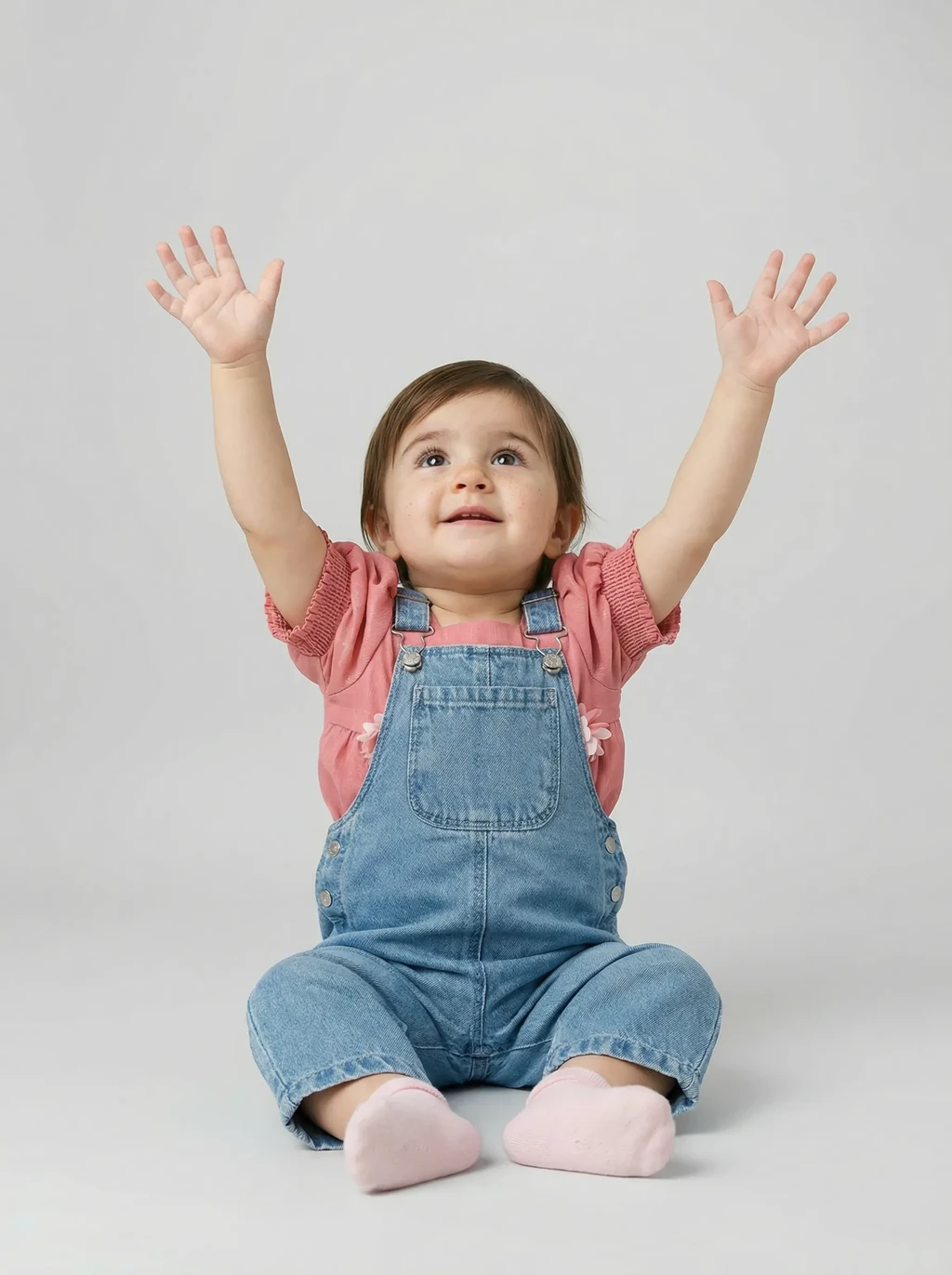KI-generiertes Babymodel in Jeans-Latzhose